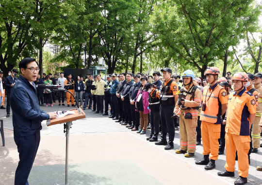 행정안전부는 11일 서울 송파구 9호선 종합운동장역에서 지하철 화재 대응훈련을 실시했다. 류희인 행안부 재난안전관리본부장(왼쪽)이 훈련 참가자들을 격려하고 있다.  행안부 제공